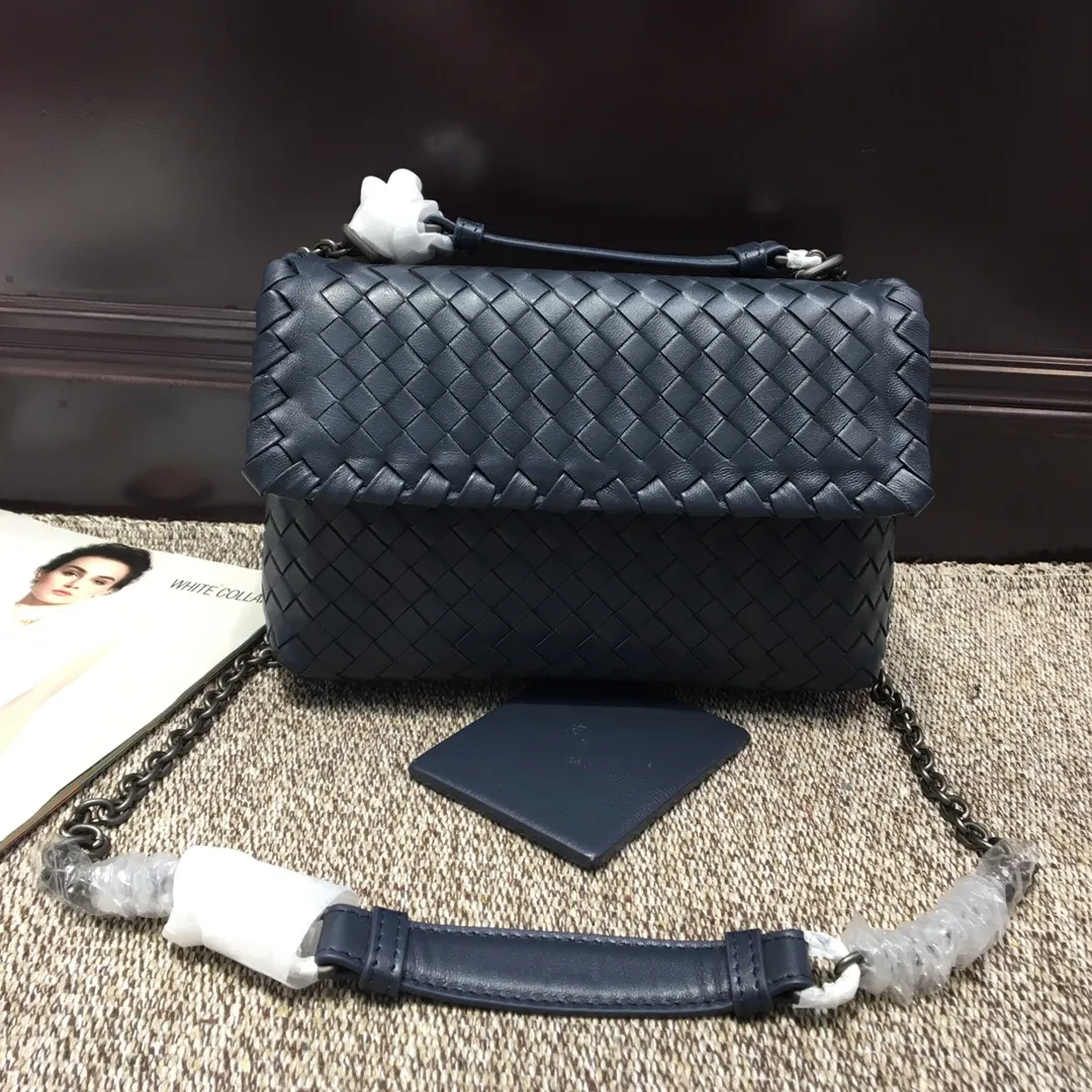 Original quality👉🏻Size 1099 Small🔥🔥Mini version of the classic Olimpia handbag, all made of Intrecciato soft sheepskin. The long Brunito polished chain adjustable strap can be doubled in length and can be used as a shoulder bag, which is both elegant and practical. The interior is lined with pigskin, and the space is separated by zippers for easy storage and organization. Built-in vanity mirror. size: 22*8*15 tourmaline blue